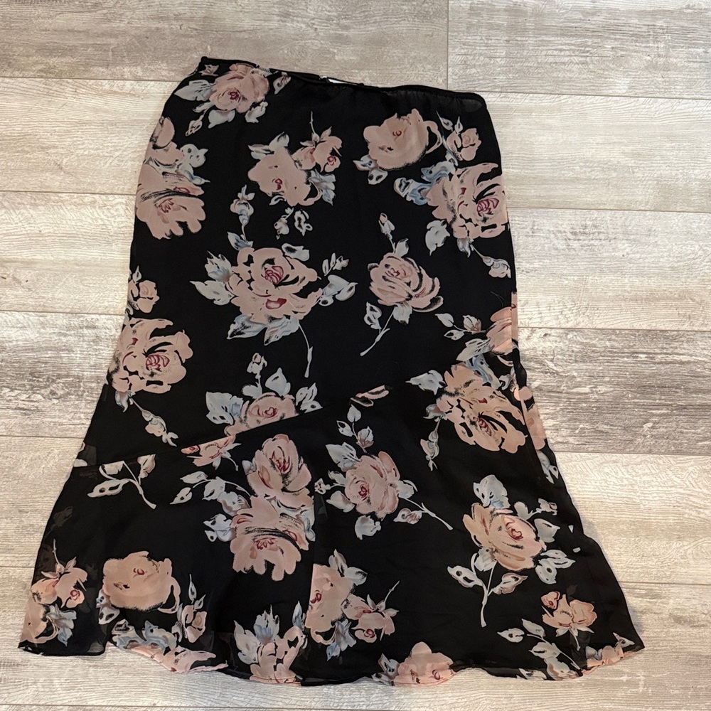 Chic Floral A-Line Skirt in Black and Pink